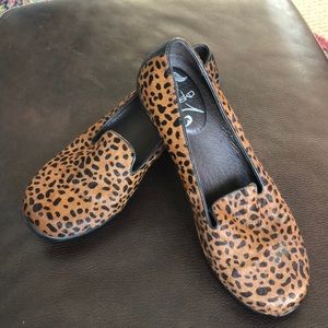 Dansko Olivia calf hair animal print loafer size 8